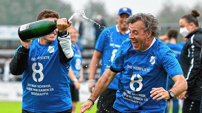 Sektdusche für den Erfolgstrainer: Interimscoach Alex Fischinger (rechts) schaffte mit dem Frauen-Bundesligisten SC Sand am Sonntag den ...