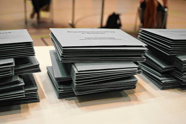 In den blauen Umschlägen befinden sich die Stimmzettel. Ausgezählt werden auch diese erst mit der Schließung der Wahllokale um 18 Uhr.