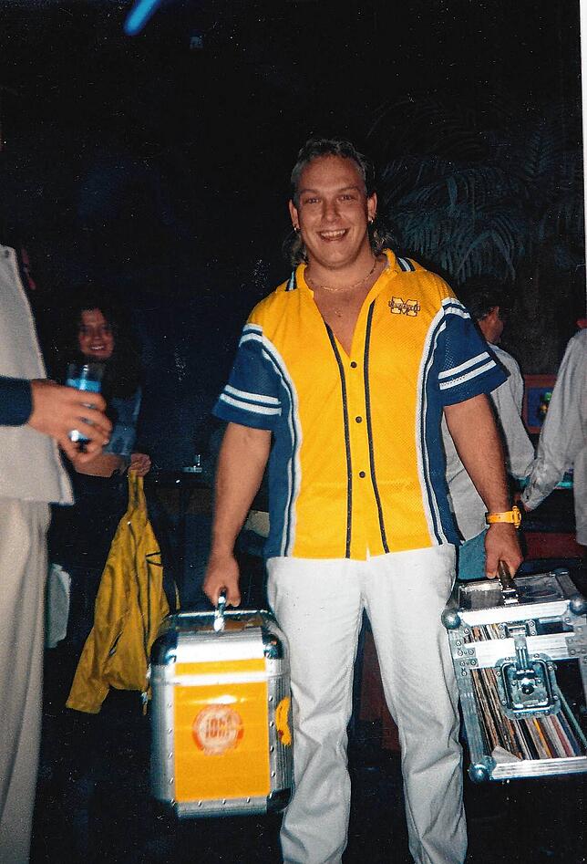 1999: Andreas Gantert war in den 90er-Jahren als DJ mit mehreren CD-Koffern bepackt, wenn er in den Clubs der Region aufgelegt hat.