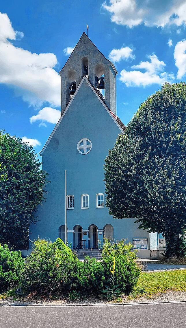 Wie geht es mit der blauen Kirche weiter? Eine Entscheidung muss bis Ende des Jahres vom Kirchengemeinderat getroffen werden, der gerade ...