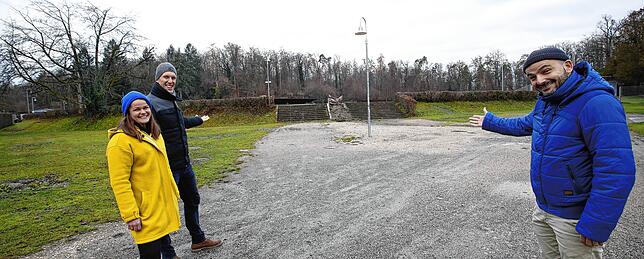 Hier soll ein 25 Meter breiter, ebenerdiger Zugang ins Bodensee-Stadion gebaut werden, wie (von links) Heike Irmler, Projektleiterin der ...