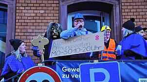 Tempo-30-Limit, Parksituation und Klosterweiheraktion waren Kritikpunkte, die die Narren gegen Bürgermeister Michael Rieger (mit blauem ...