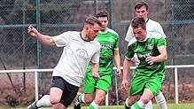 Pascal Heinig (links) hatte in der Kreisliga A-Saison 2015/16 gleich dreifachen Grund zum Feiern. Er erreichte mit dem FC Hochemmingen ...