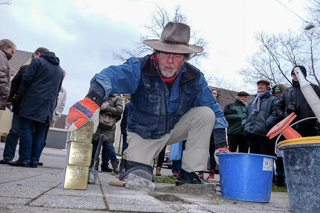 Gunter Demnig, Initiator der europaweiten Stolperstein-Aktion, verlegt in Singen drei Stolpersteine für die Familie Thälmann.