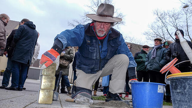 Gunter Demnig, Initiator der europaweiten Stolperstein-Aktion, verlegt in Singen drei Stolpersteine für die Familie Thälmann.