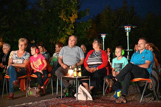 Auf Lücke und Abstand sitzen die Gäste am Soul Diamonds Open-Air-Konzert auf dem Gelände hinter der Alten Güterhalle.