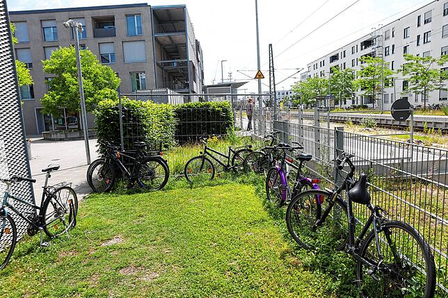 Viele Radler schließen ihre Räder lieber an Zäunen an.