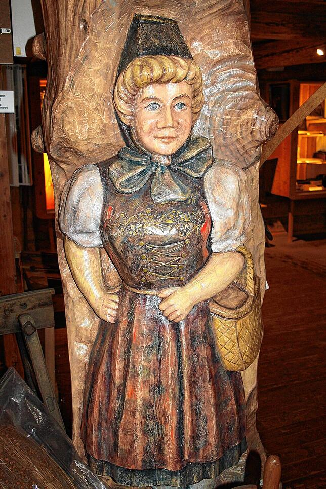 Todtmooser Trachtenmaidli – eine Holzschnitzarbeit von Ernst Maier aus Todtmoos-Rütte.