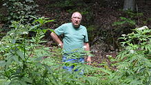 Peter Zickenrott zeigt die Stelle im Wald, wo immer noch Reste von Möbeln liegen. Vom Panoramaweg aus ist der Unrat nicht zu erkennen – ...