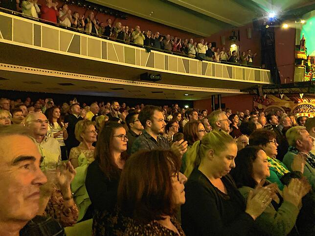 Bild 14: Gute Laune bei der Premiere des Musical-Karussells im Gloria-Theater