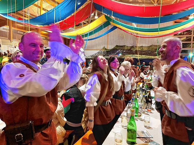 Bild 32: 30 Jahre Narrenverein Wäsenstecher Ruhestetten: Hunderte Gäste feiern närrische Geburtstagssause