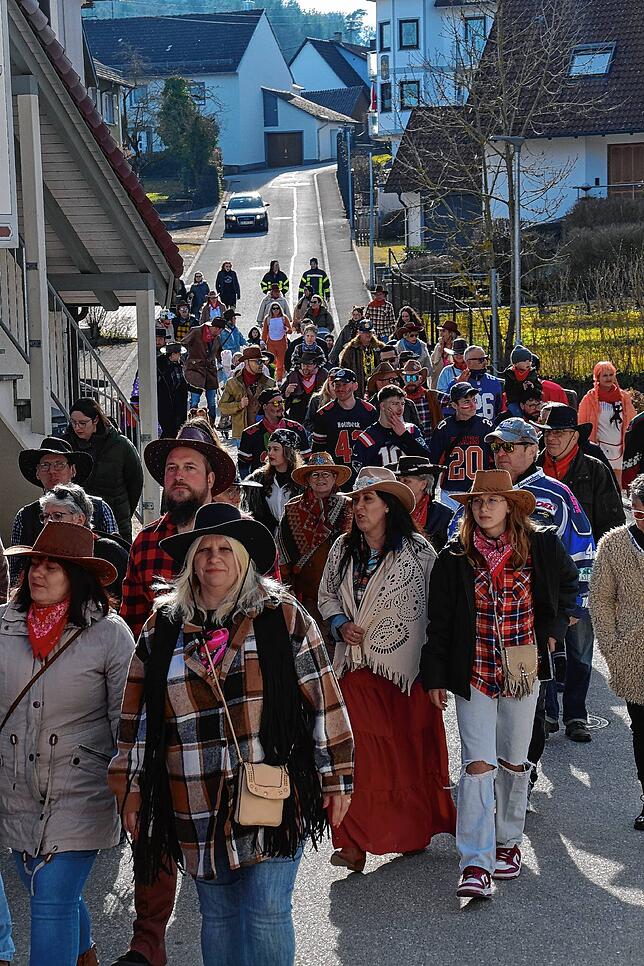 Bild 8: Bunter Fasnachtsumzug begeistert die Narren in Eigeltingen