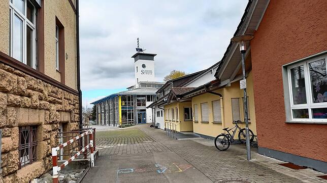 Die Scheffelschule, vorn links der Altbau, hinten der Neubau, in den der ortsbildprägende Trockenturm integriert ist.