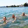 Sie springen gerne an der Konstanzer Seestraße ins Wasser und finden es auch nicht zu kalt (von links): Ylva Reips, Lea Kaiser und ...