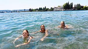 Sie springen gerne an der Konstanzer Seestraße ins Wasser und finden es auch nicht zu kalt (von links): Ylva Reips, Lea Kaiser und ...