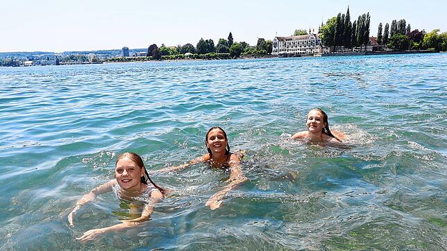 Sie springen gerne an der Konstanzer Seestraße ins Wasser und finden es auch nicht zu kalt (von links): Ylva Reips, Lea Kaiser und ...