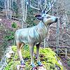Einen lebensgroßen Hirsch aus Plastik haben Unbekannte im Wehratal aufgestellt.