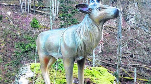 Einen lebensgroßen Hirsch aus Plastik haben Unbekannte im Wehratal aufgestellt.