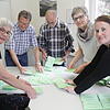 Cornelia Hauser, Wolfgang Hauser, Manfred Göttler, Martina Gläser und Claudia Eckert beim Auszählen der Wahlergebnisse in Dauchingen.