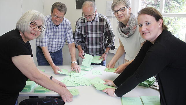Cornelia Hauser, Wolfgang Hauser, Manfred Göttler, Martina Gläser und Claudia Eckert beim Auszählen der Wahlergebnisse in Dauchingen.