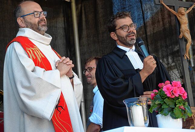 2017: Ökumenisch ist der Stadtfest-Gottesdienst am Rathaus. Hier predigen Pfarrer Tibor Nagy und Pfarrer Ulrich Hund.