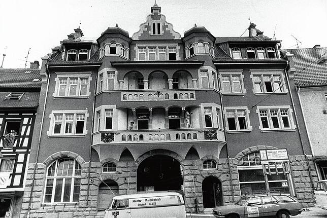 Der neue Eingang in der Mitte nimmt langsam Form an und rechts läuft der Bau des Cafés.