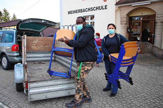 Stück für Stück wird alles aufgeladen.