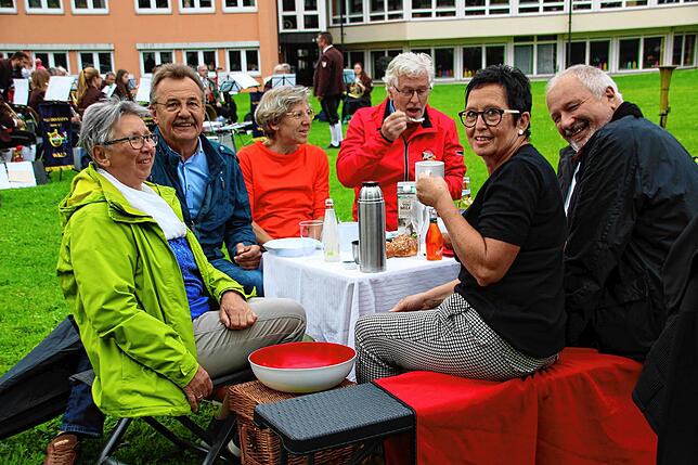 Gemütlich machten es sich (von links) Margret Hübschle, Rudolf Brigel, Christa und Fidelis Krall, Anton Hübschle (verdeckt) sowie Werner ...