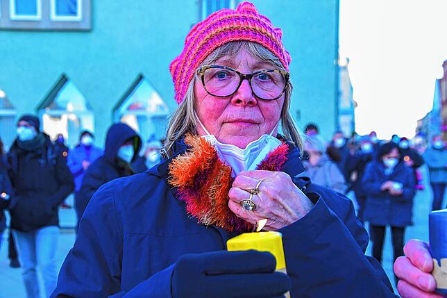 „Man muss aufstehen und sich zeigen und seine Abscheu gegen Putin kundtun“, sagt Gudrun Baumann aus Villingen-Schwenningen.