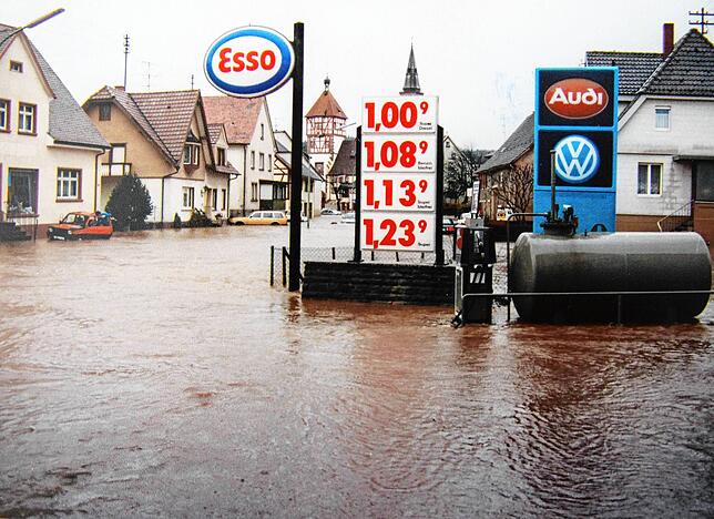 Die Spritpreise von 1990 – die Aufnahme entstand während eines Hochwassers in Bräunlingen – waren noch in Mark zu zahlen. ...