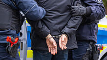 Polizeibeamte nehmen einen Mann fest.