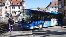 Große Instrumente – und die dazugehörigen Narren – passen gerade so vorbei an diesem als Barriere genutzten Linienbus, Autos eher nicht. ...
