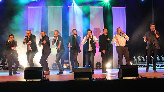 Beide A-cappella-Bands vereinten sich zum Abschluss auf der Bühne und der Applaus fand kaum ein Ende.