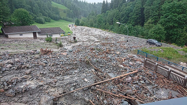 Eine Überflutung mit Geröll und Schlamm der Aschauerr Landesstraße. Heftige Gewitter gingen in weiten Teilen Tirols nieder.