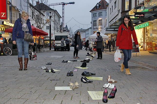 In der August-Ruf-Straße zogen 122 Paar Schuhe die Augen der Passanten auf sich. Sie symbolisieren 122 Todesfälle durch Gewalt an Frauen.