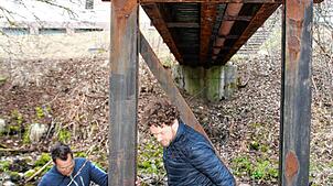 Schon 2021 nahmen die Gemeinderäte Dirk Haselwander und Christian Zumkeller (von links) die marode Wehragrund-Brücke von unten in ...