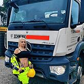 Gestellt? Oder ist das tatsächlich die Berufskleidung von Gina? Szene aus der Serie „Trucker Babes“.
