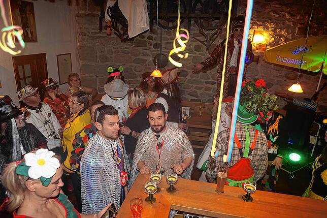 Bild 3: Konstanzer Straßenfasnacht 2025: Auch am Freitagabend wird in den Gassen gefeiert