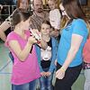 Katja Sutter nutzt die Gelegenheit beim Familienmusiktag, einmal eine Querflöte auszuprobieren.