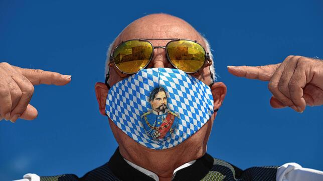 Brillenträger &ndash; wie dieser Baier mit König-Ludwig-Maske, haben es beim Einkauf mit Maske schwer.