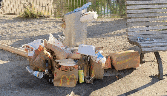 Sperrige Abfälle sammeln sich rund um die Abfallcontainer.