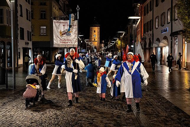 Bild 20: Endlich Fasnet: Glonkis stellen ihre Brunnenfigur auf und eröffnen die Fasnet