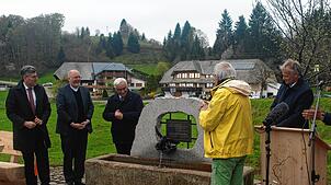 In Ibach wurde ein Brunnen eingeweiht, der an Alexej Nawalny erinnert.
