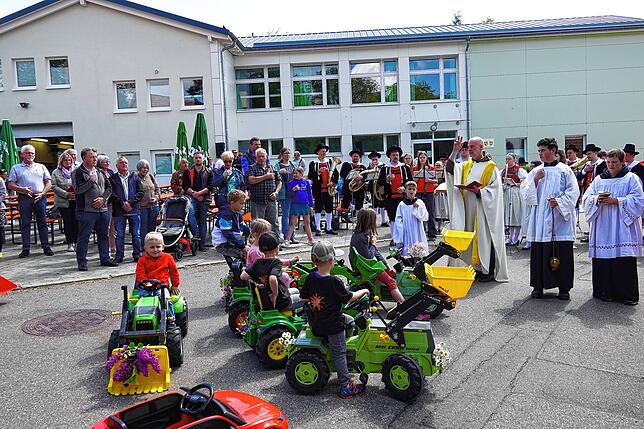 Bild 11: Die Plätze waren im Nu belegt – großes Gedränge beim Traktorenfest in Rotzingen