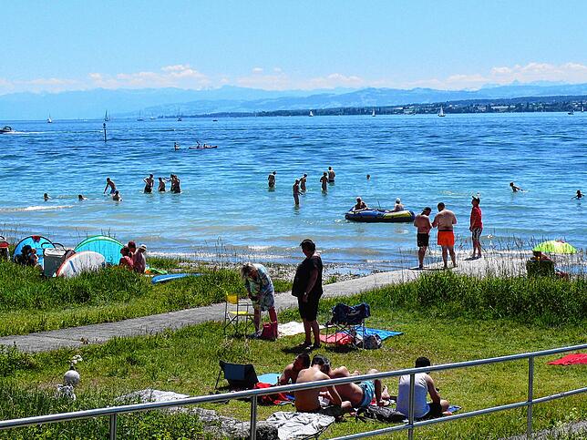 Badeverbot? Welches Badeverbot? Überzeugt sind weder Konstanzer noch Gäste von dieser Regel. Viele kühlen sich daher am Strandbad Hörnle ...