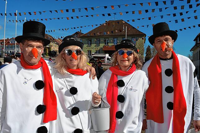 Obacht Sonne! Die Schneemänner waren im vergangenen Jahr recht mutig, denn am Rosenmontag war strahlender Sonnenschein.
