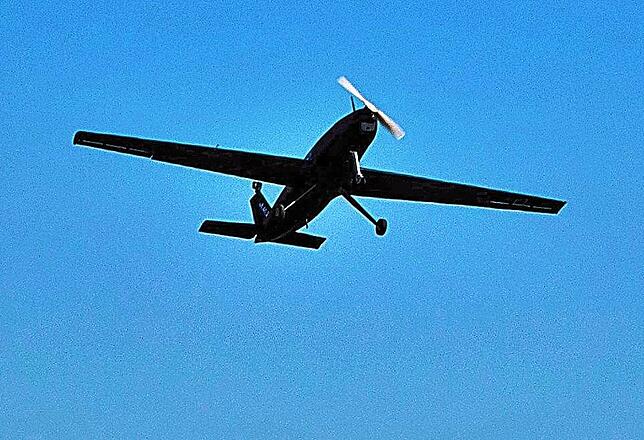 Eine Drohne der Firma Dronamics fliegt in Bulgarien. Dronamics und das Logistik-Unternehmen Hellmann wollen vom kommenden Jahr an Waren ...