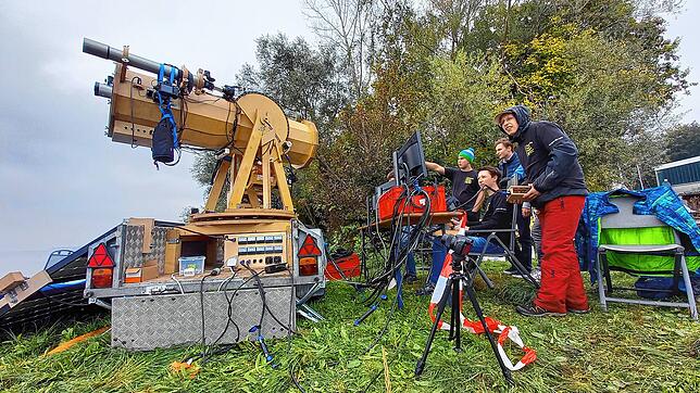 Die Boote im Blick: Gruppenleiter Markus Kohler (rechts) verfolgt mit seiner Astronomie-Gruppe das Treiben auf dem Wasser.