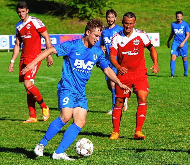 Lang ist es her: Im September 2015 spielte Johannes Baumgartner &ndash; hier im Spiel gegen den FC Wallbach mit Eduard Nowak (hinten, ...