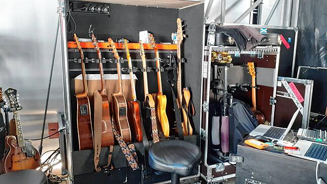 Hinter die Bühne ist alles bereit für den großen Auftritt – wie hier die Gitarrensammlung von Michael Patrick Kelly.